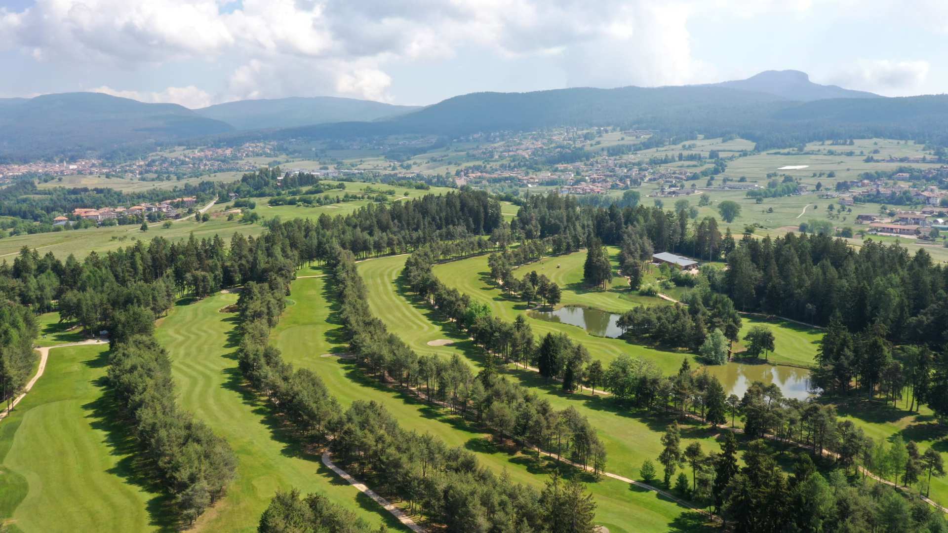 die ersten 9 Löcher beim Golfclub Dolomiti sind anspruchsvoll in engen Bahnen