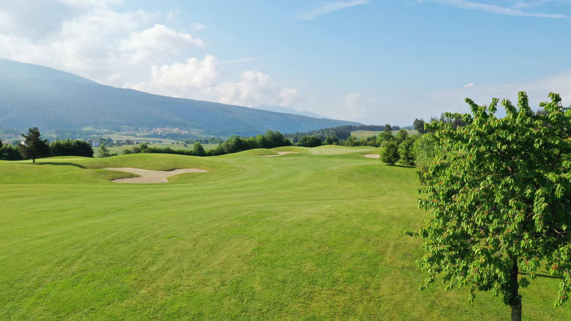 einige Löcher vom Golfplatz Dolomiti sind wunder offen und weit