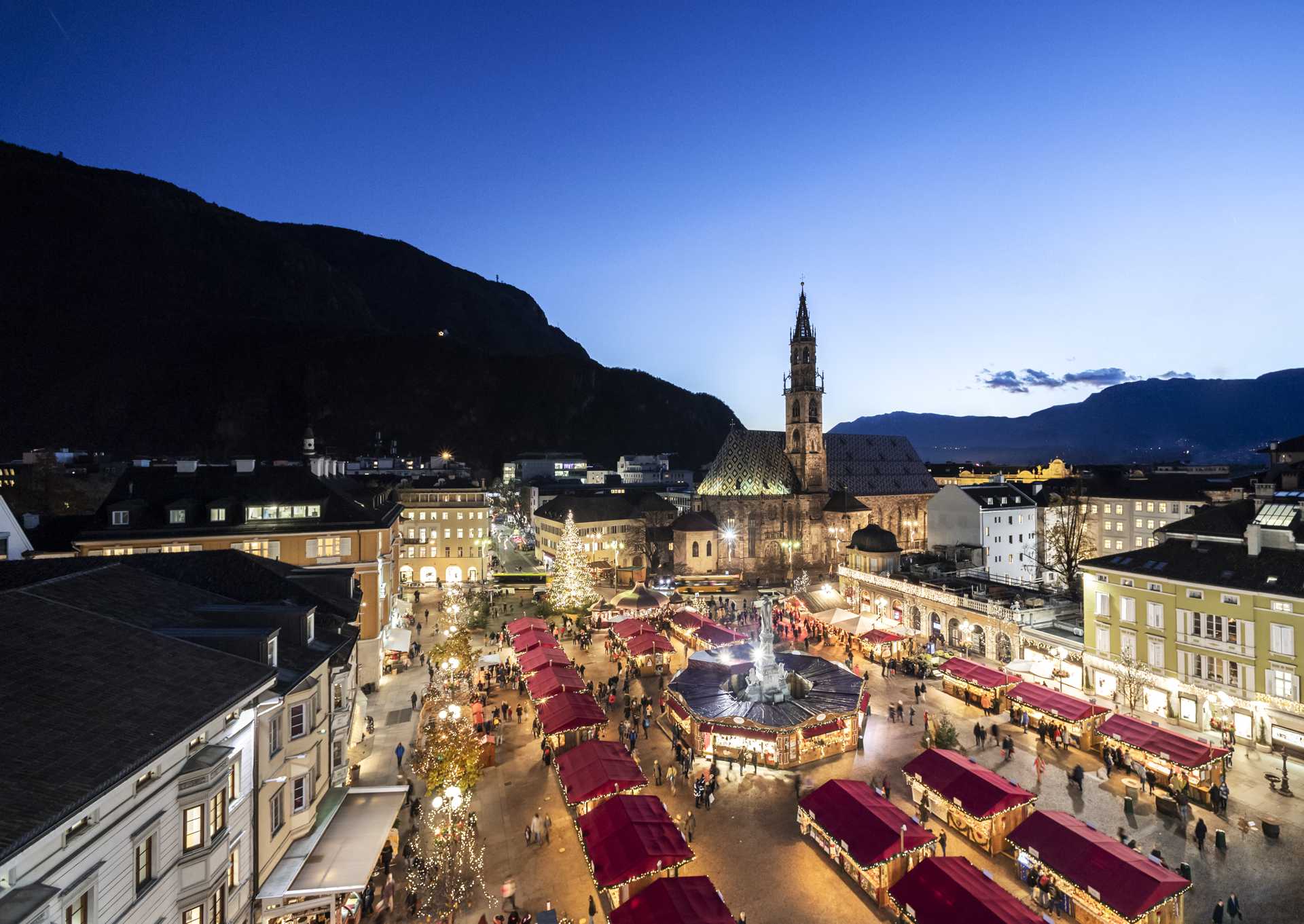 Christmas market on Piazza Walther in Bolzano Christmas market on Piazza Walther in Bolzano