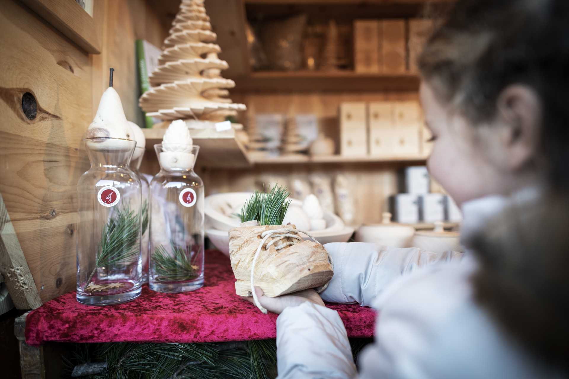 Holzschnitzerei bei einem Weihnachtsstand