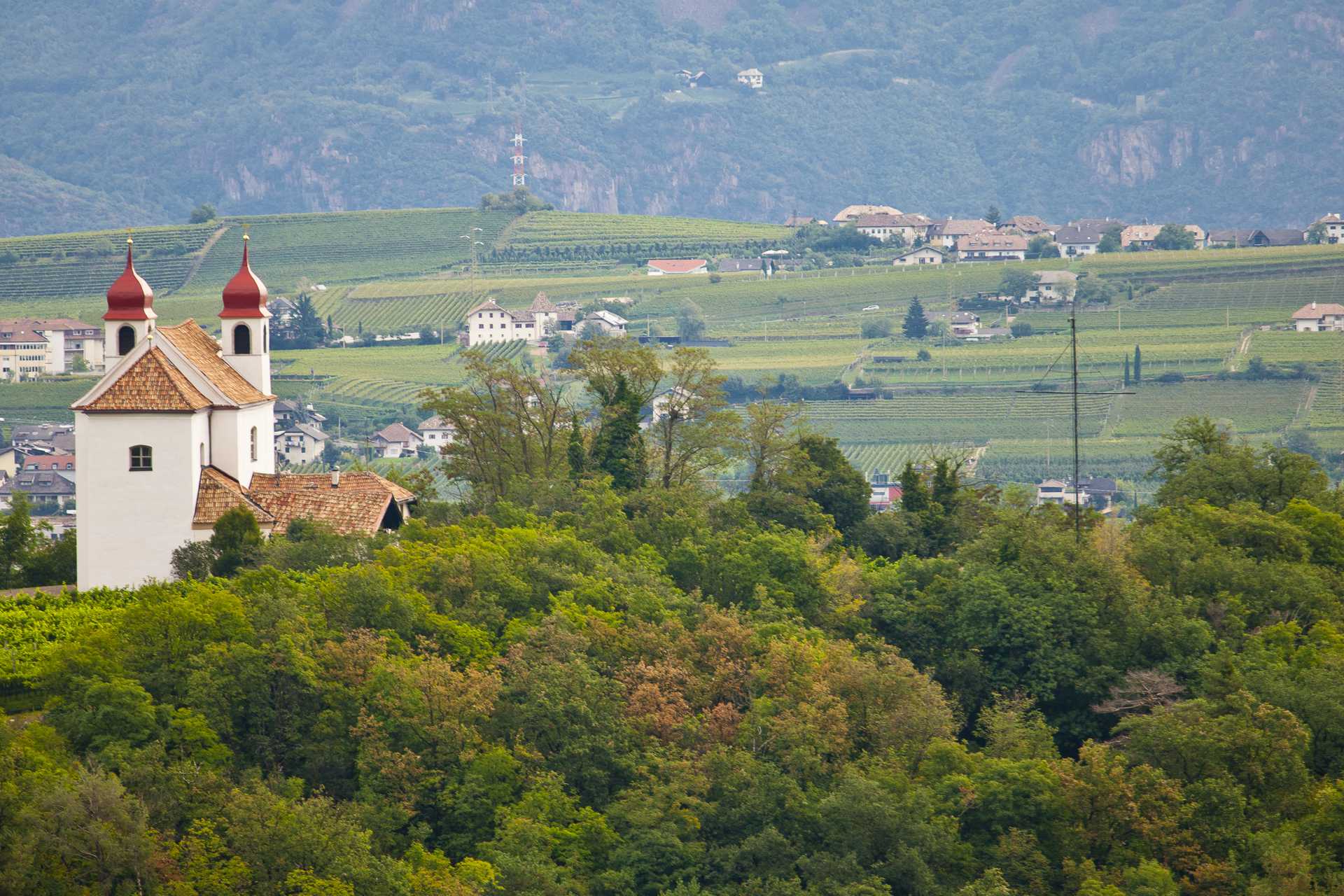 Gleifkirche mit Sicht auf Girlan