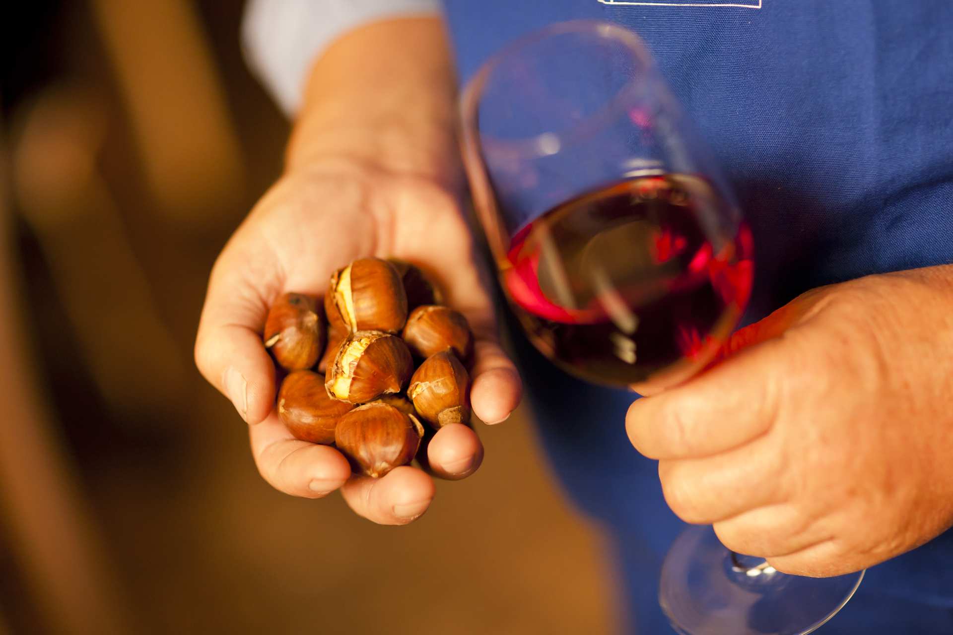 frischer Wein (Suser) und gebratene Kastanien, das gehört zum Törggelen