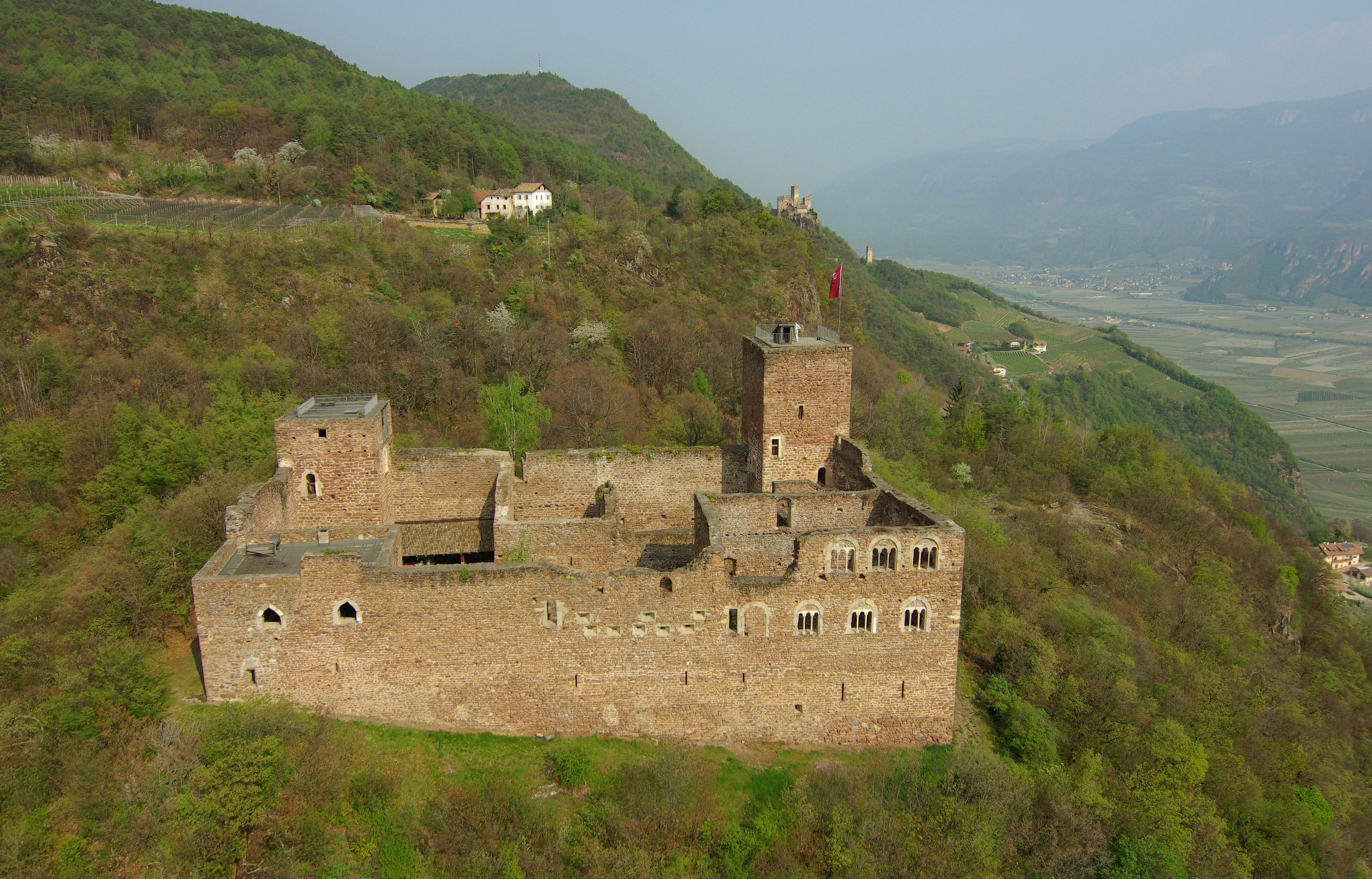Rovine del castello di Boymont; sullo sfondo il castello di Hocheppan e la Torre di Gesso.