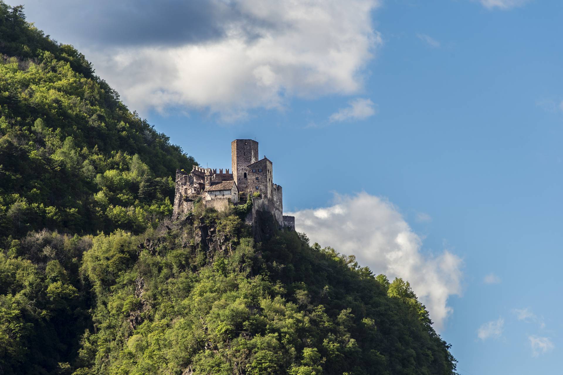 Hocheppan Castle: there are many manor houses and castles in Eppan