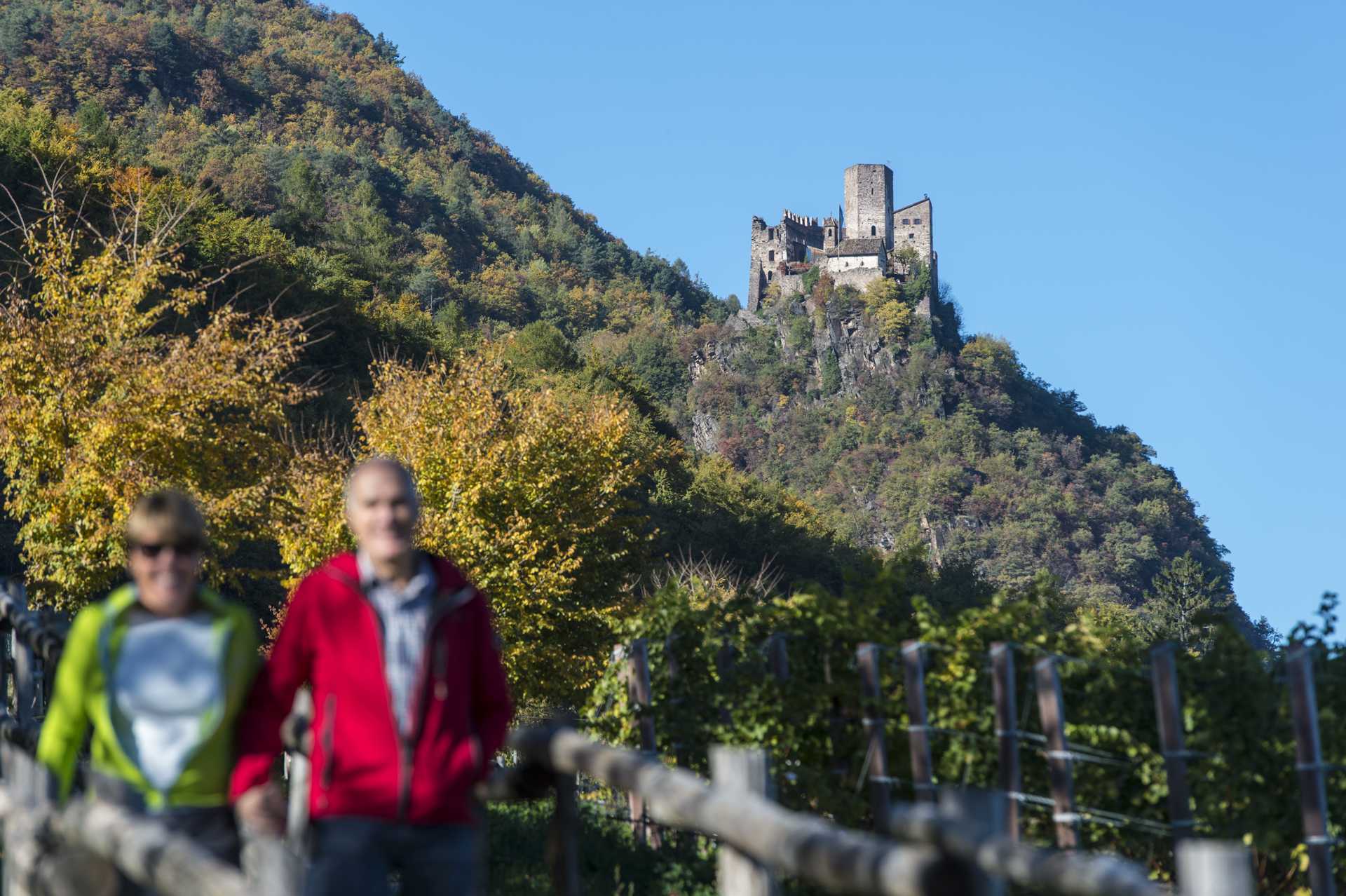 Escursionisti con il castello di Hocheppan sullo sfondo.