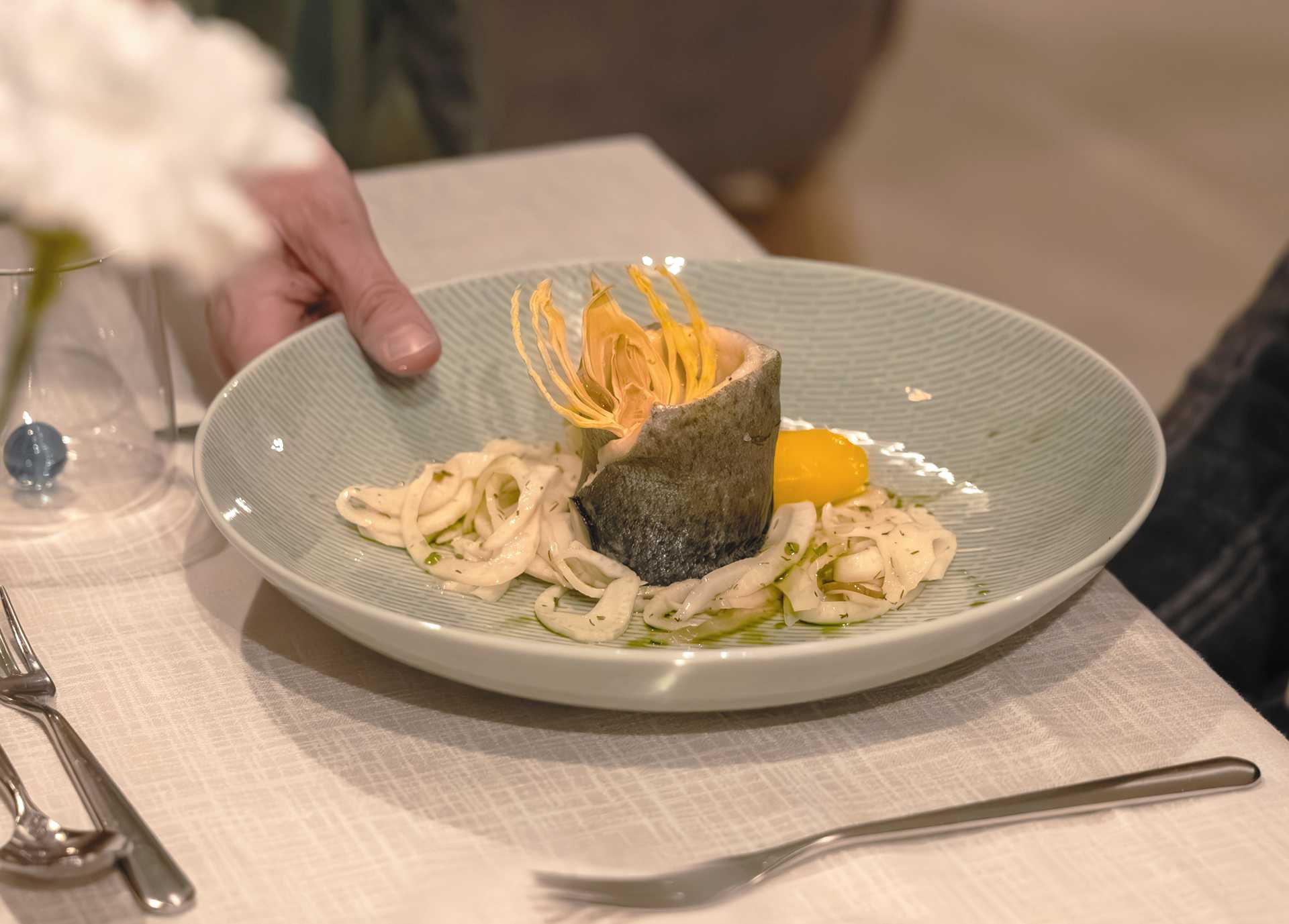 Viene servito un piatto di pesce