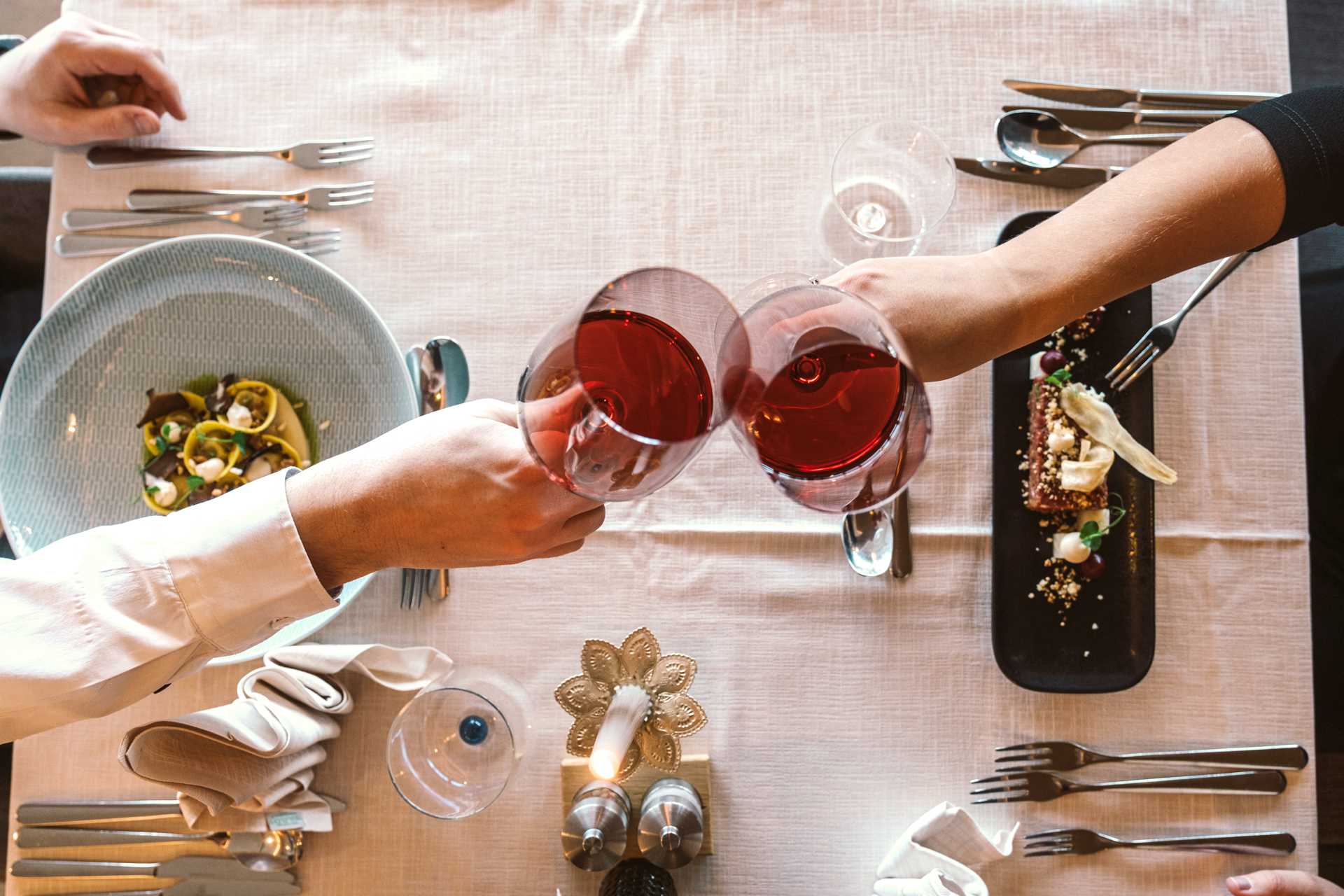 Brindisi con vino rosso