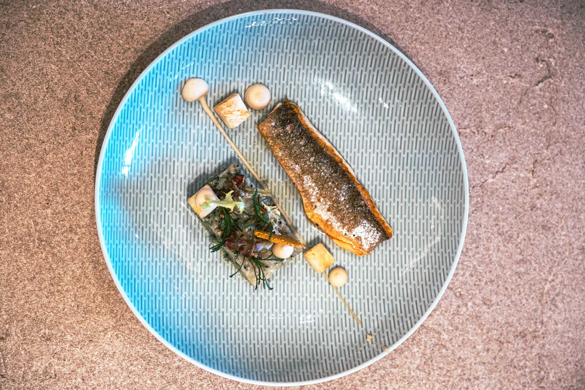 Pesce con patate e contorni di verdure