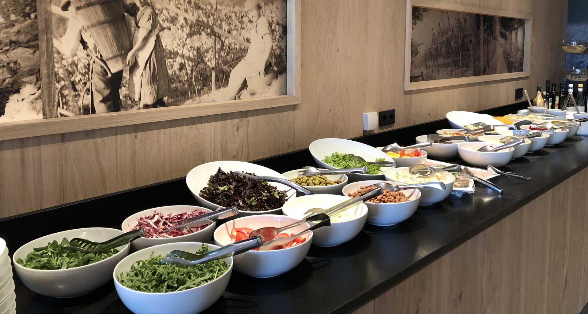 Buffet di insalate con la cena