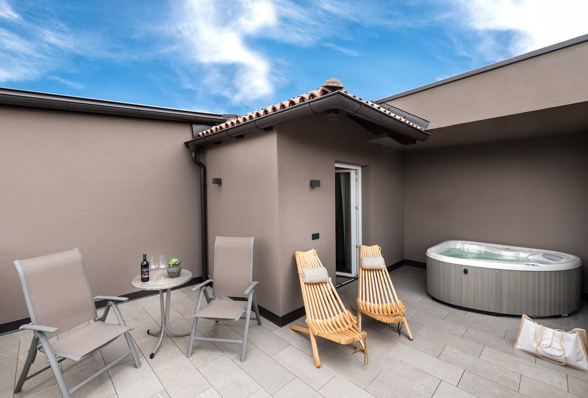 Junior Suite "Golden Delicious" - Terrace with private whirlpool