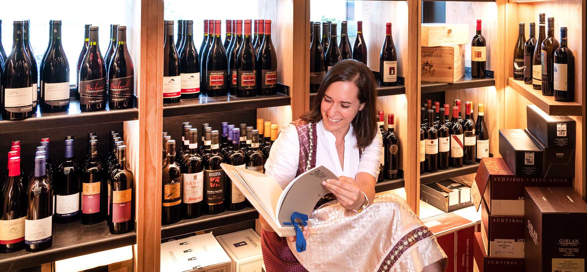 Christa (sommelier) nella cantinetta dei vini