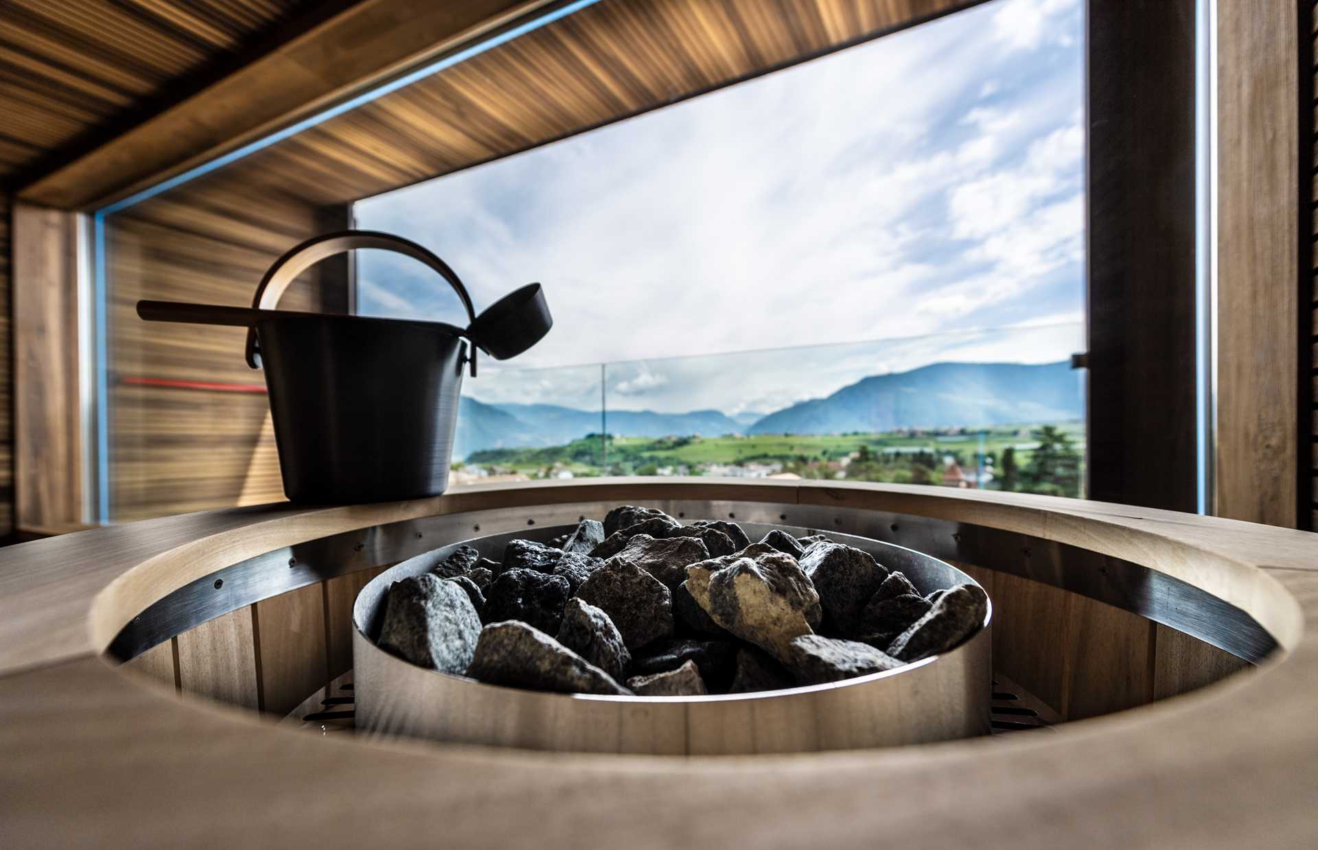 The Finnish panoramic sauna will really make you sweat! Sauna oven with bucket for infusions
