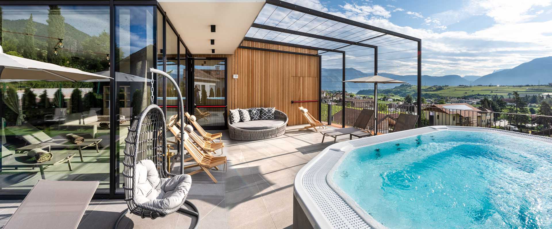 The water is warm and the loungers are already prepared! Whirlpool and loungers with a view