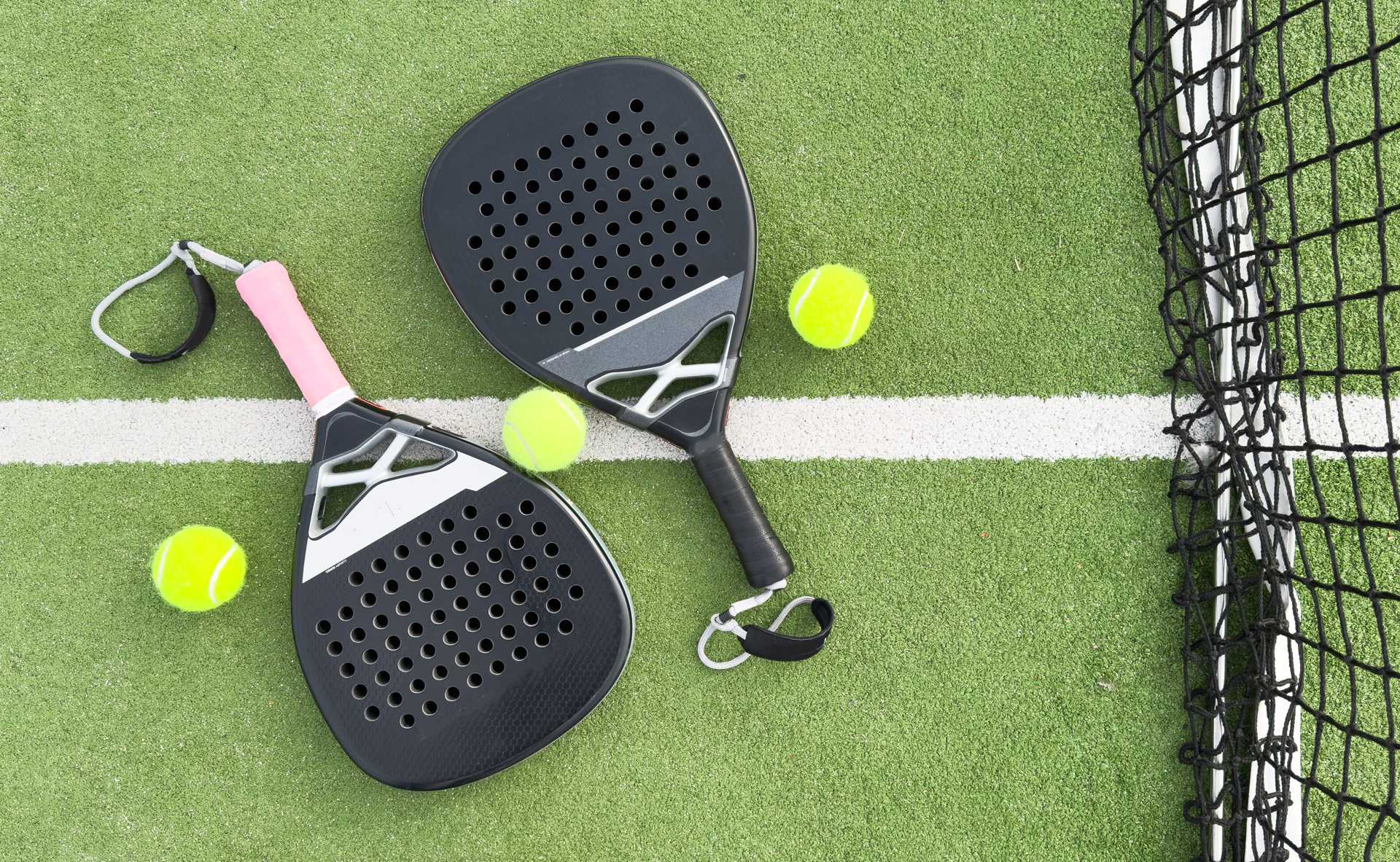 2 padel rackets with balls