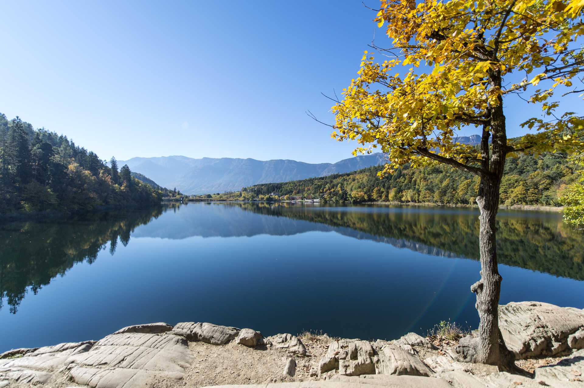 il grande lago Montiggler, con viste panoramiche dalle rocce