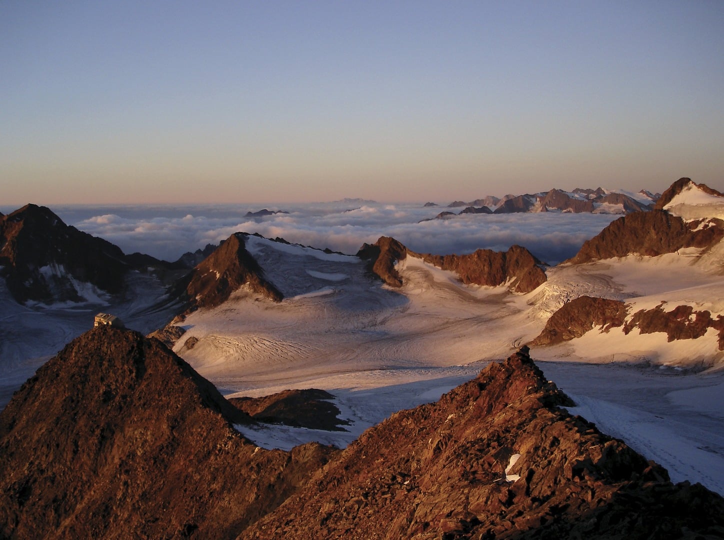 Cime montuose altoatesine innevate e nuvolose