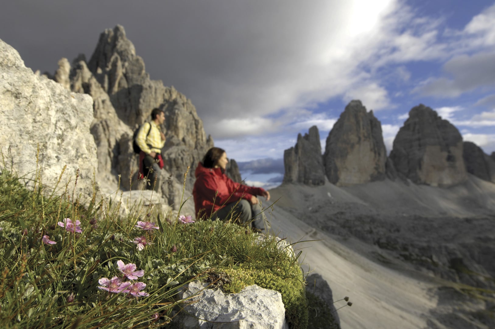 Due alpinisti di fronte alle Tre Cime di Lavaredo.