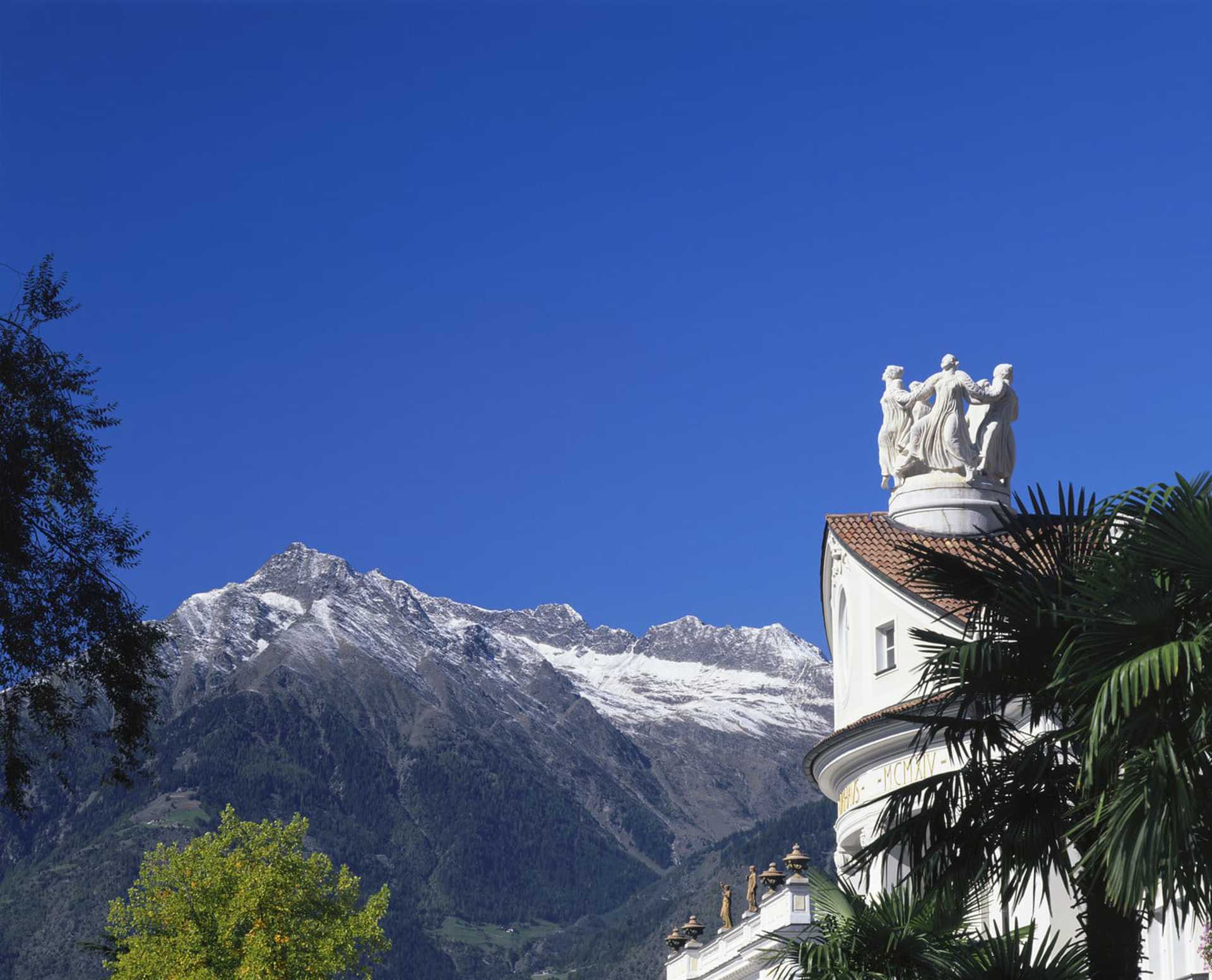 Kurhaus Meran mit Bergkulisse Kurhaus Meran mit wunderbarer Bergkulisse