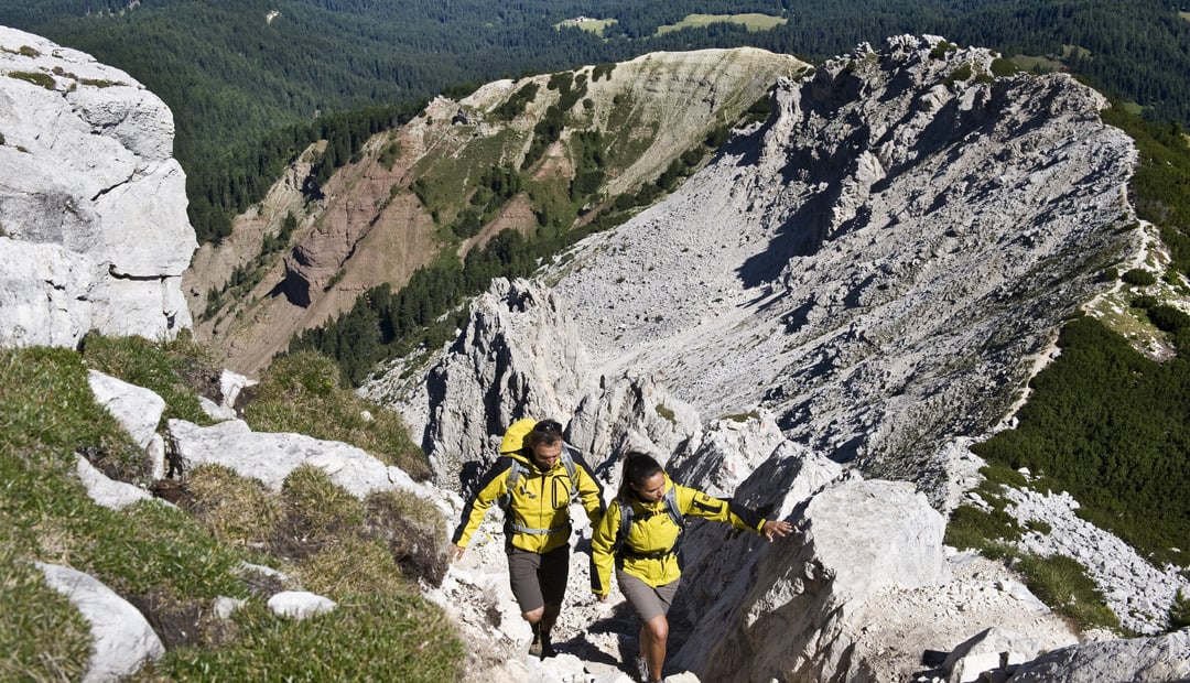 2 alpinisti che raggiungono la vetta